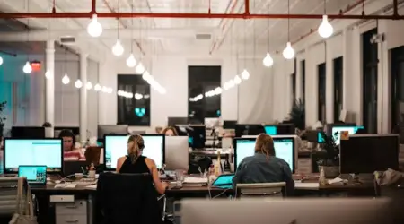 8 Kebiasaan Buruk di Kantor yang Bisa Ganggu Kesehatan Pencernaanmu