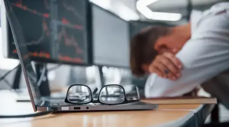 Nggak Semua Produktif Itu Sehat! Ini Tanda Kamu Udah Workaholic