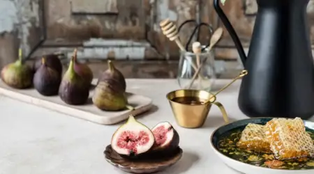 Alasan Madu Buah Tin Cocok Banget Jadi Teman Pagi Kamu